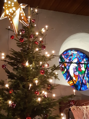 Eine Tüte Weihnachten - auf der Fensterbank und in unseren Kirchen